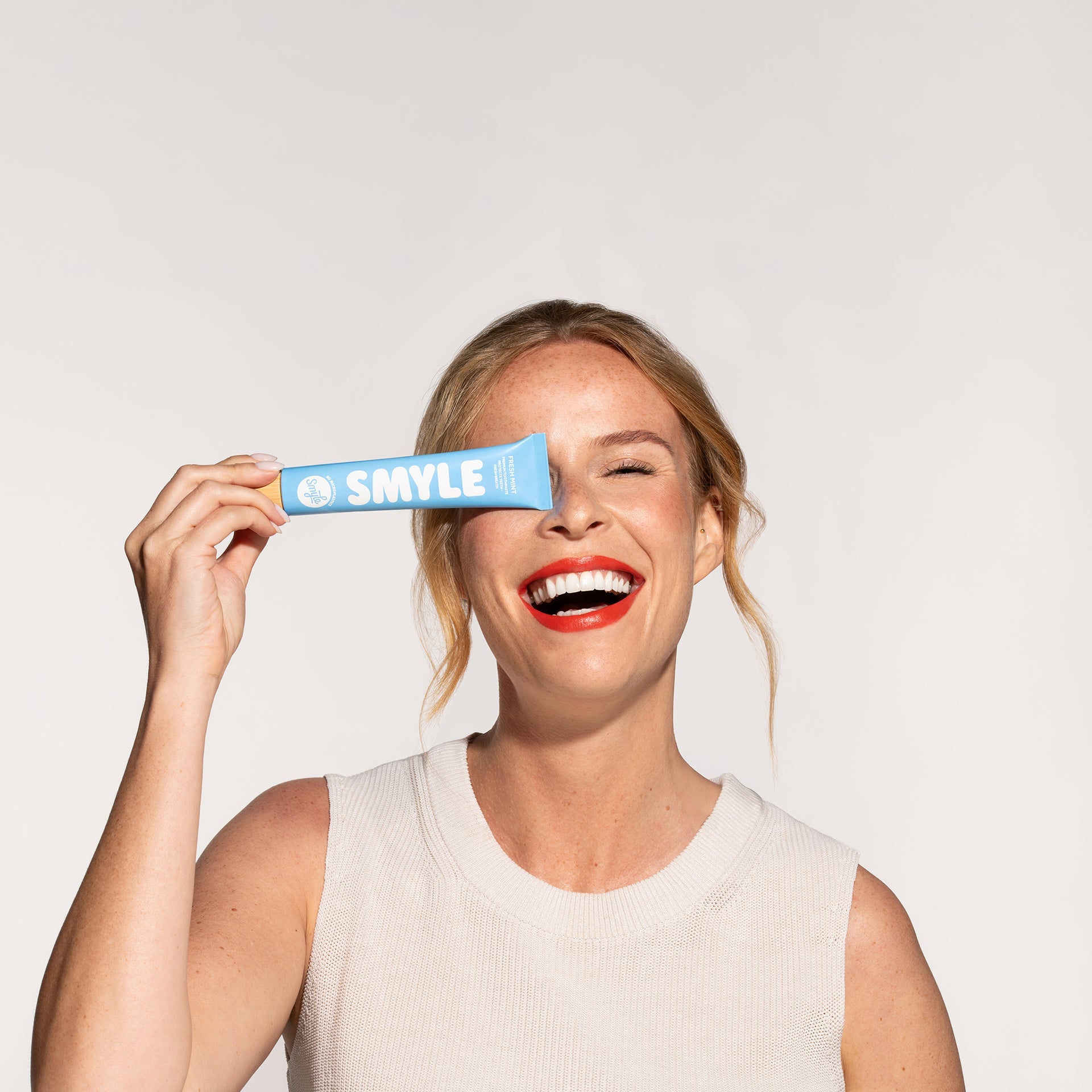 SMYLE Whitening Toothpaste – Advanced Fluoride Protection & Charcoal Whitening